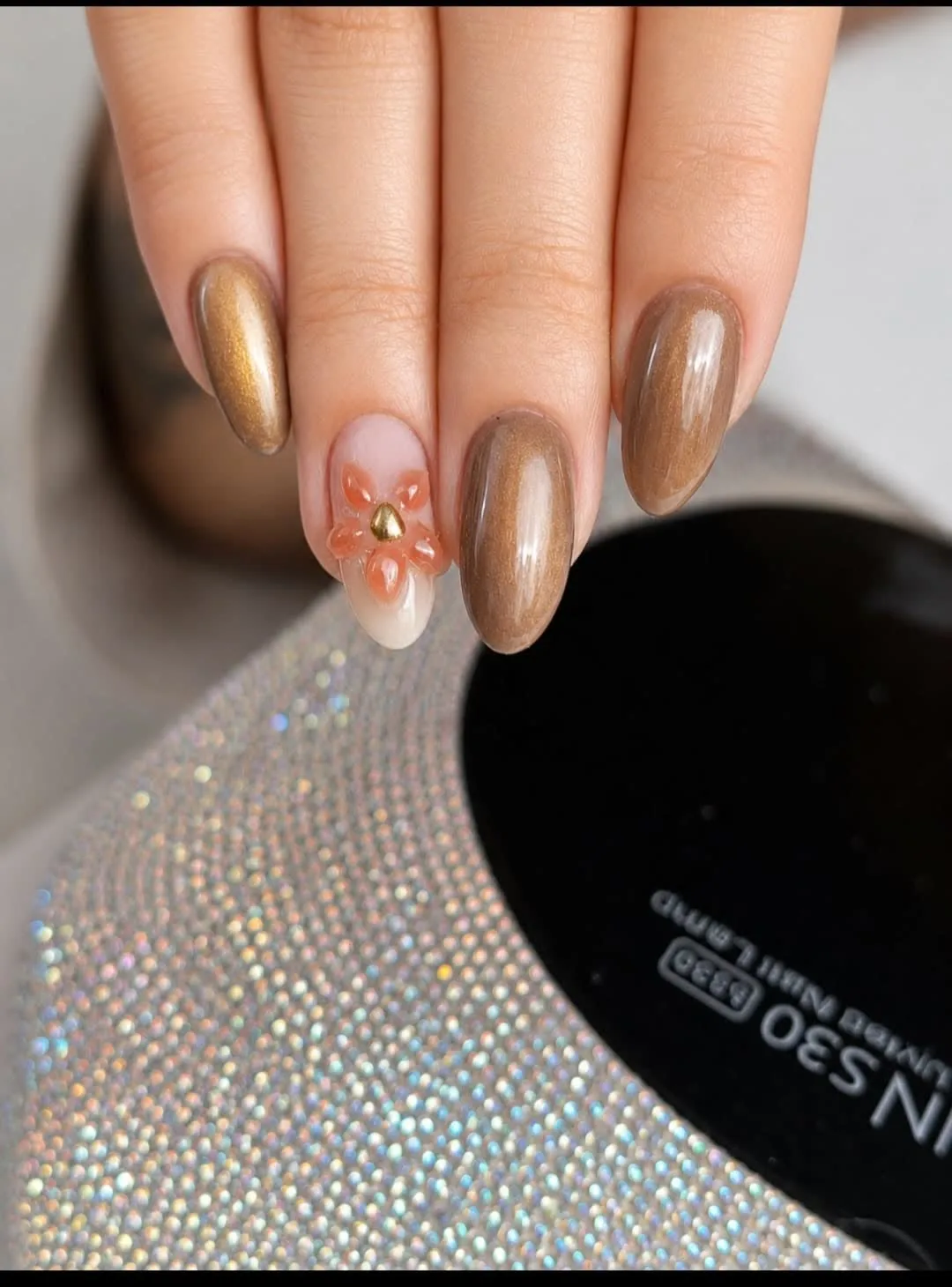 Uñas polish con tono café elegante